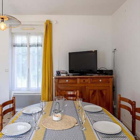 Au Milieu Des Vignes Guest House Chateauthebaud Exterior photo