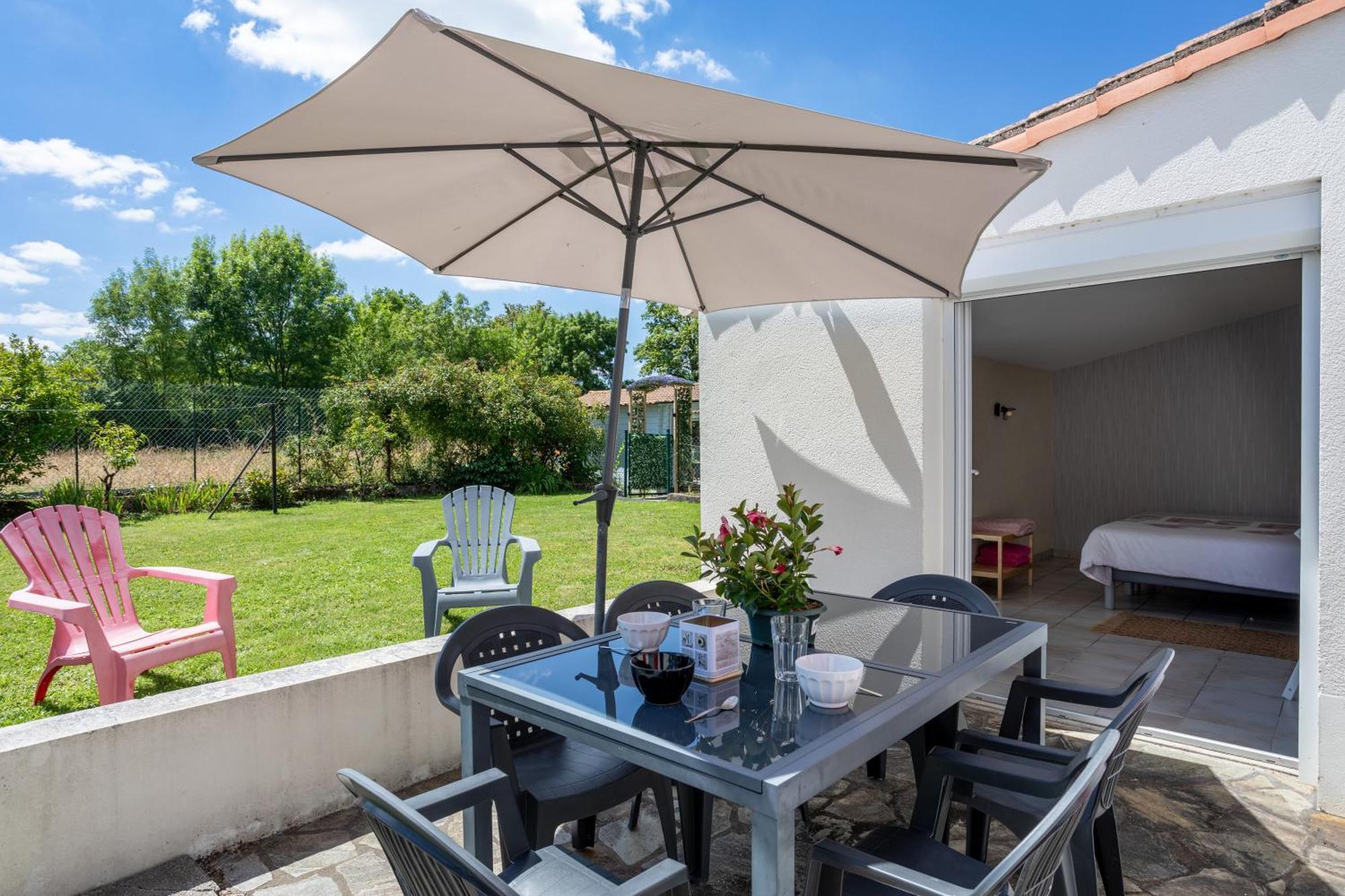 Au Milieu Des Vignes Guest House Chateauthebaud Exterior photo
