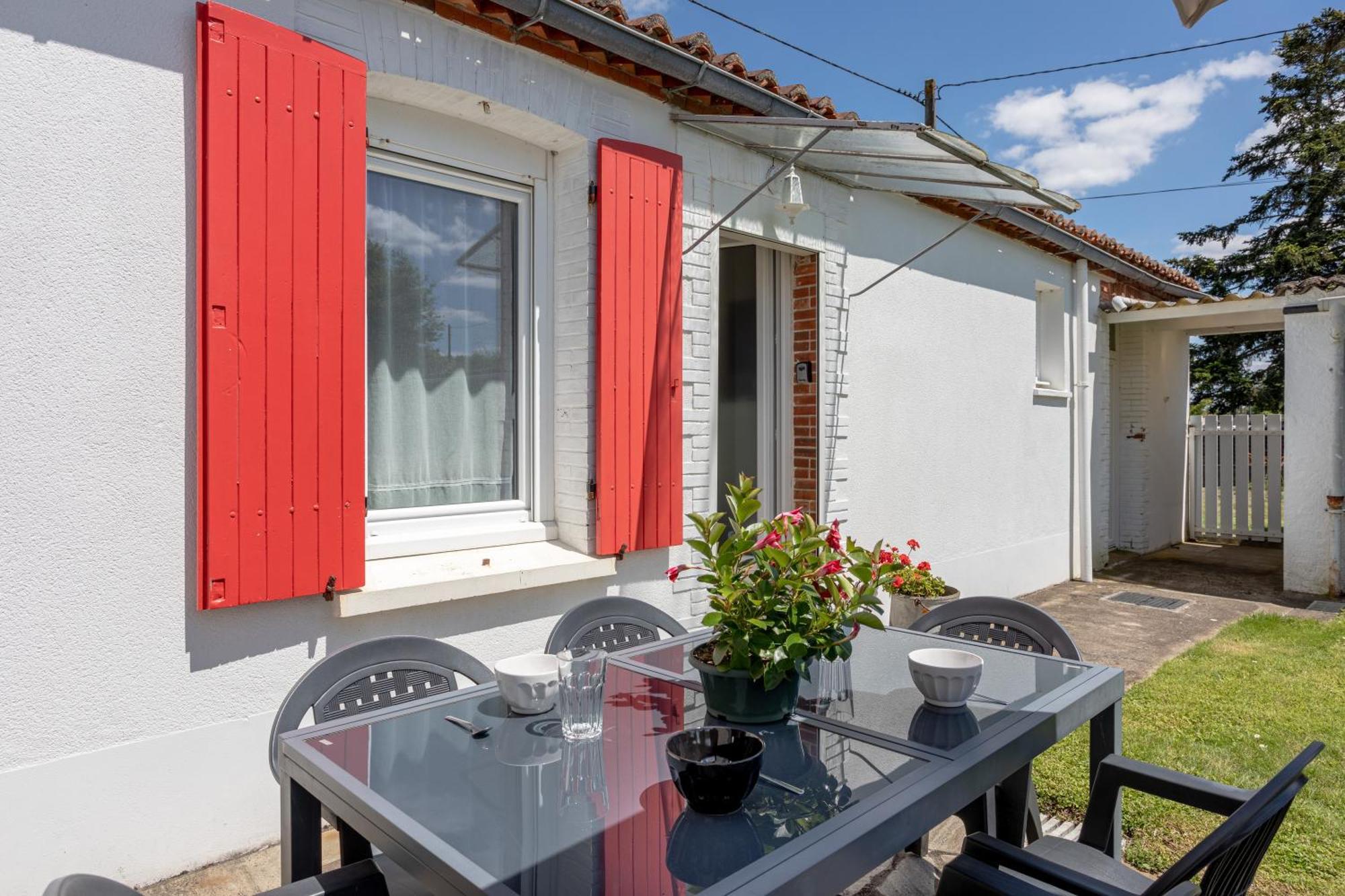 Au Milieu Des Vignes Guest House Chateauthebaud Exterior photo