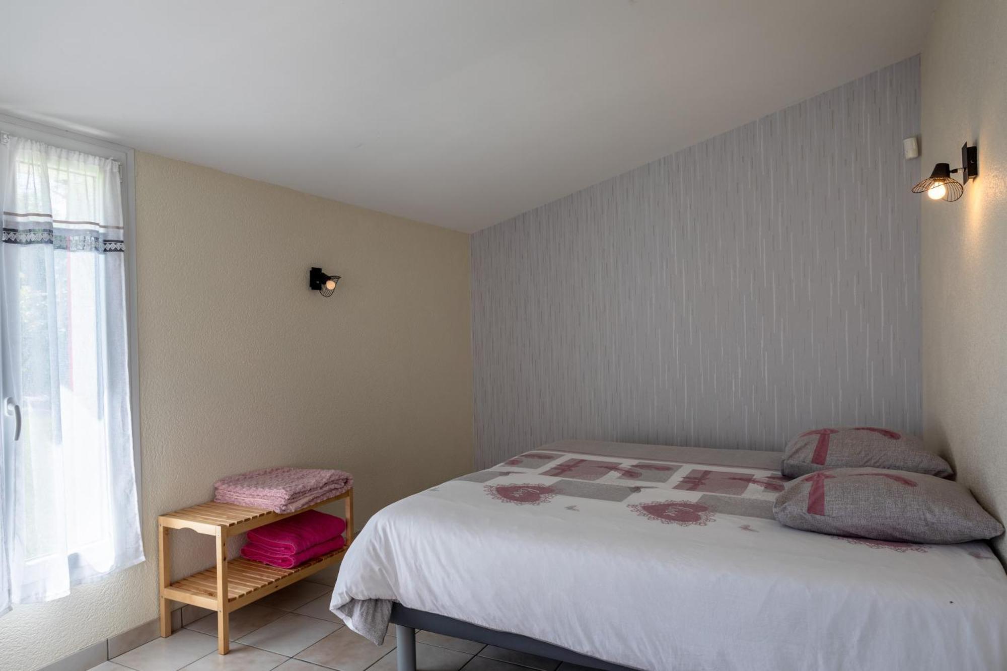 Au Milieu Des Vignes Guest House Chateauthebaud Exterior photo